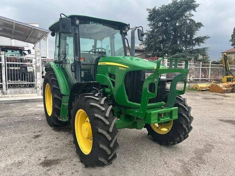 Стекло правая дверь трактор John Deere серия 5083E, 5093E 1303 фото