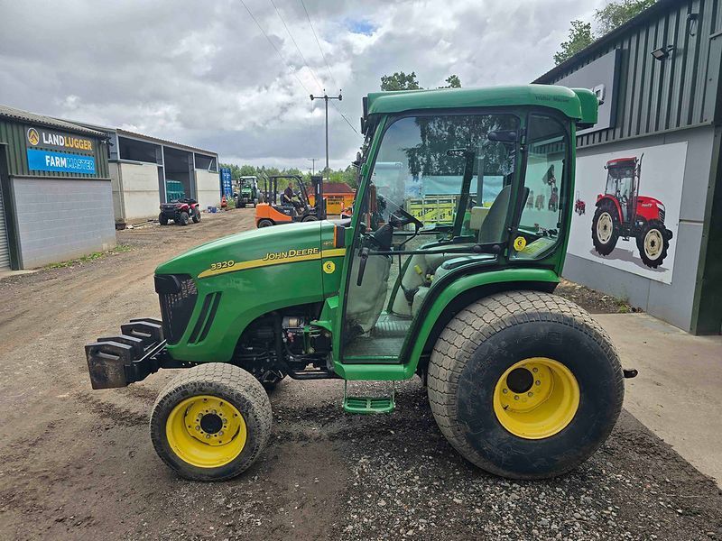 Стекло двери правые John Deere серия 4320, 4520, 4720 Compact LVU26039 LVU26039 фото