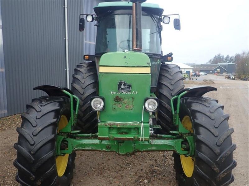 Стекло переднее John Deere 940, 1040, 1140, 1550, 1640, 1750, 1850, 1950, 2040, 2040S, 2250, 2450, 2650, 2850 2222184 фото